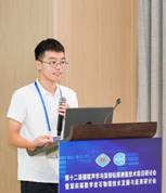 男人站在电视前AI 生成的内容可能不正确。